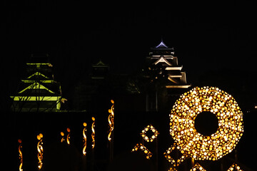 熊本地震で被災した熊本城の夜間ライトアップ風景
