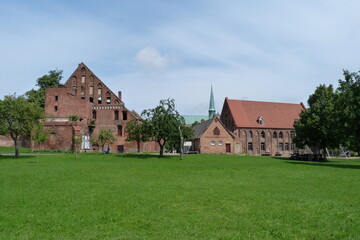 Fototapeta na wymiar Bad Doberan: Doberaner Münster, Klosterhof und Kurpark
