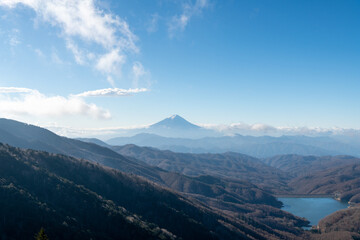 2020年11月に大菩薩峠にて、雪化粧の富士山