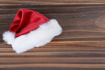 Obraz na płótnie Canvas santa hat on a wooden table