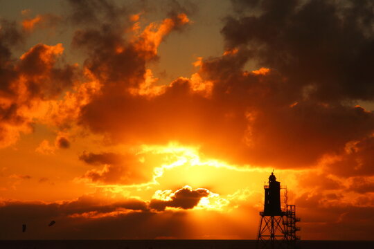Leuchtturm in feuerrotem Sonnenuntergang