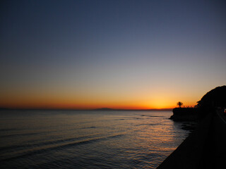 日本、逗子海岸の夕陽