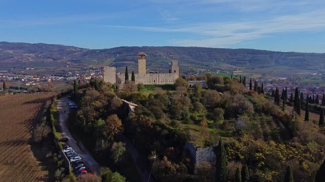 Vista Aerea di un antico castello Medioevale sopra la cima di una collina.