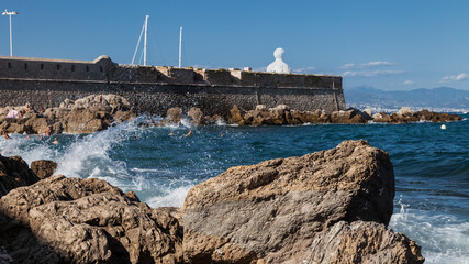Antibes 1, widok murów portu, Francja, 09.2015 r.