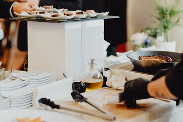 Traiteur préparant ses pièces de cocktail