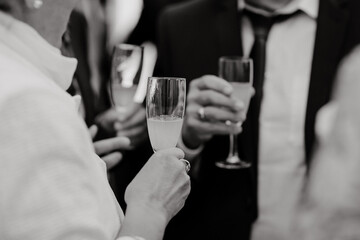 Trinquer avec des flûtes de champagne