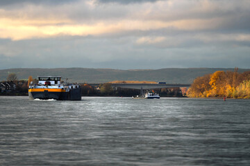 Binnenschifffahrt auf dem Rhein in Rheinland-Pfalz, Gütermotorschiffe bei Talfahrt vor der...