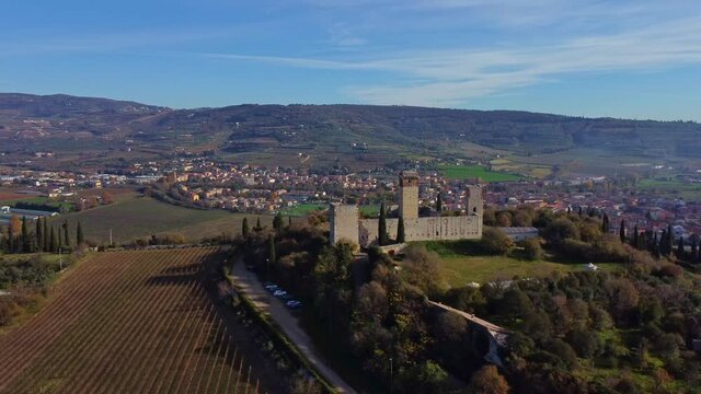 Vista Aerea di un antico castello Medioevale sopra la cima di una collina.