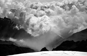 Dramatische Wolkenbildung in 6000 Meter Höhe vor einem Gewitter in den Anden - Schwarz Weiß...