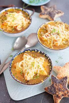 Herzhafte Zwiebelsuppe mit Kaese