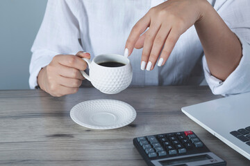  woman hand komputer  with coffee