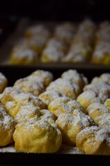 Windbeutel mit Vanillecreme und Staubzucker