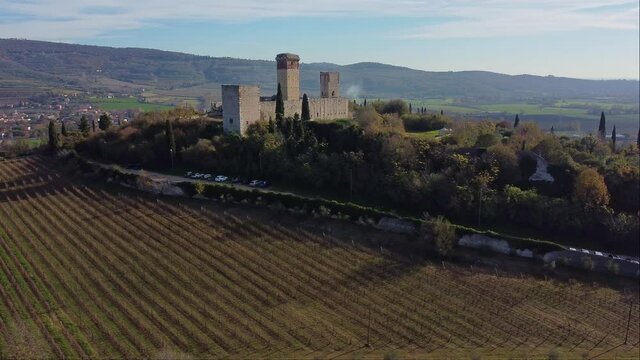 Vista Aerea di un antico castello Medioevale sopra la cima di una collina.