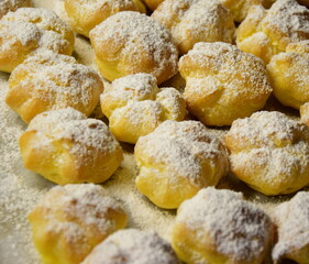Windbeutel mit Vanillecreme und Staubzucker