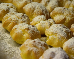 Windbeutel - Profiterols mit Vanillecreme gefüllt und Staubzucker