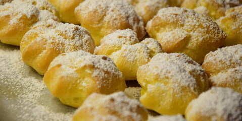 Windbeutel mit Vanillecreme und Staubzucker