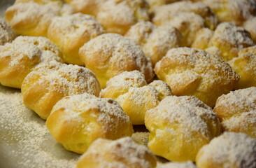 Windbeutel mit Vanillecreme und Staubzucker