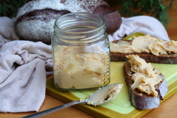 Brunost cheese with black bread and olives