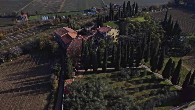 Antiche ville venete sommerse nel bosco con i colori autunnali.