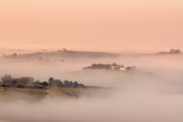 la magia della nebbia e dell'alba fra le colline toscane © cristina