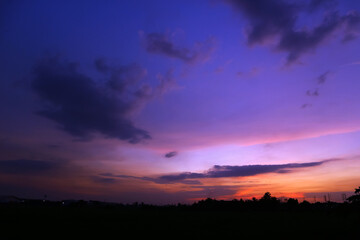 Fototapeta na wymiar The purple sky turns red at sunset.
