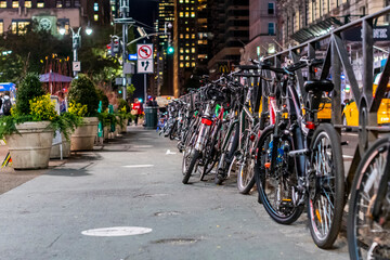 biciclette parcheggiate a new york di notte