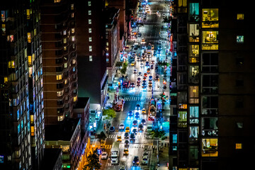 Fototapeta na wymiar strada di Manhattan vista dall'alto di notte