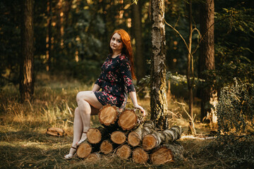 Rudowłosa kobieta w lesie w sukience - obrazy, fototapety, plakaty