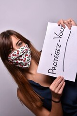 Femme qui porte un masque