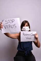 Femme qui tient 2 affiches