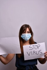 Affiches et masques tenus par une femme