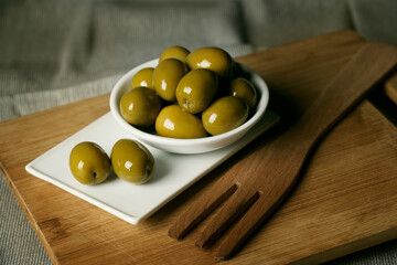 Aceitunas verdes en fondo cálido