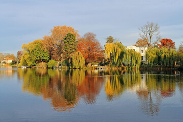 Bunte Herbstspiegelung am Heiligen See in Potsdam