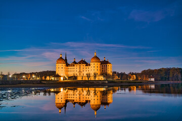 Fototapeta na wymiar Schloss Moritzburg bei Nacht 9
