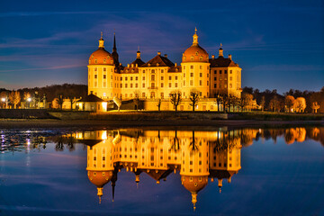Fototapeta na wymiar Schloss Moritzburg bei Nacht 8