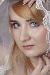  Panna Młoda w blond włosach z makijażem i z welonem   © Wojciech Serwach