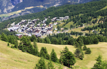 Vue estivale de la station de sports d'hiver de Risoul dans les Alpes françaises.