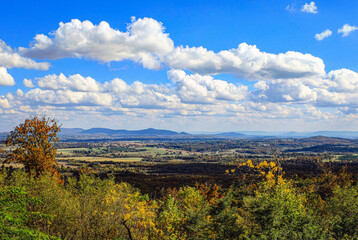 Fototapeta premium Looking out over the Arkansas Grand Canyon in Jasper, Arkansas 