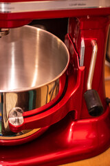 Professional culinary machine for the production and kneading of dough for the home