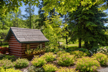 Lovely Garden at Rouyn ( Quebec ) With little house and pavillion. 