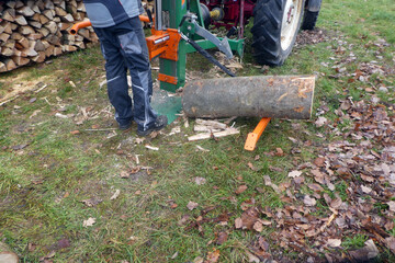 Fototapeta premium Rundholz zum mit Hydraulik zum spalten aufstellen