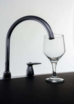 grifo de agua sobre coa de cristal hacia 