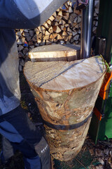 Brennholz  in Scheite spalten