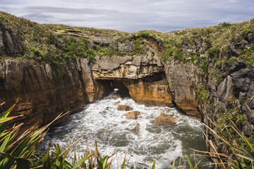 Obraz premium Huge blowhole in famous Pancake Rocks, Punakaiki, New Zealand