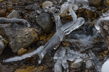 Eisgebilde in einem Bachbett