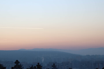 Obraz premium Landscape of a sunset from a cemetery