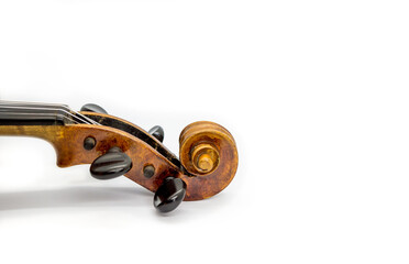 Fototapeta na wymiar Cordal de violín a un lado con fondo blanco
