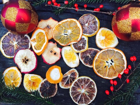 Christmas Spirit Like Dry Oranges,dried Apples,cinnamon,pine Cone Branches And Globes