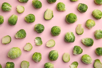 Schilderijen op glas Fresh Brussels sprouts on pink background, flat lay © New Africa