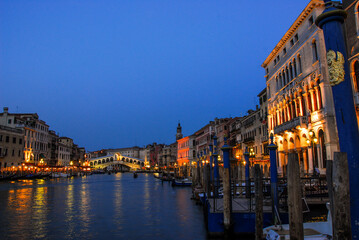Naklejka premium Rialto bridge and canal at dusk